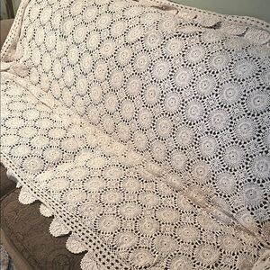😄Vintage large crocheted cotton Lacey table cloth oval